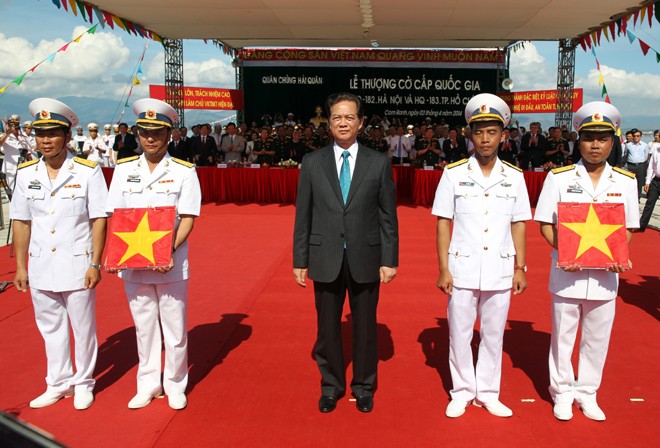 Cérémonie de hissement du drapeau national sur les deux premiers sous-marins - ảnh 1